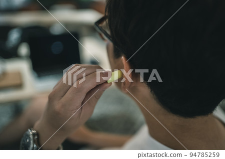 laptop, using laptop, ear 94785259