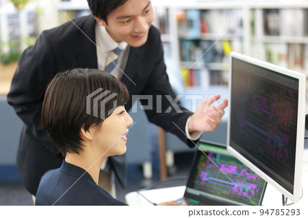 一位女設計師正在接受一位高年級學生的CAD操作講座_6 94785293
