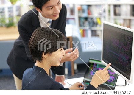 一位女設計師接受資深員工的CAD操作說明_3 94785297