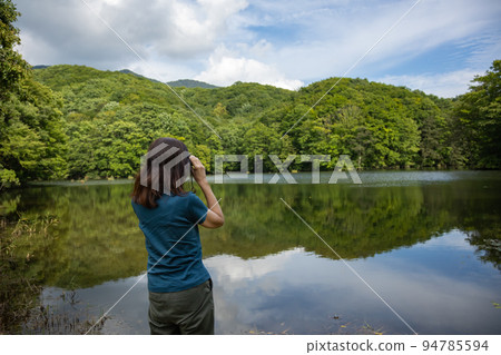 望著浦萬代湖的女人 94785594
