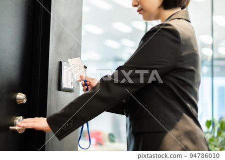 進入安全區的職業女性不露面 進入安全區的職業女性不露面 94786010