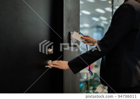 A woman entering a highly secure office faceless A woman entering a highly secure office faceless 94786011