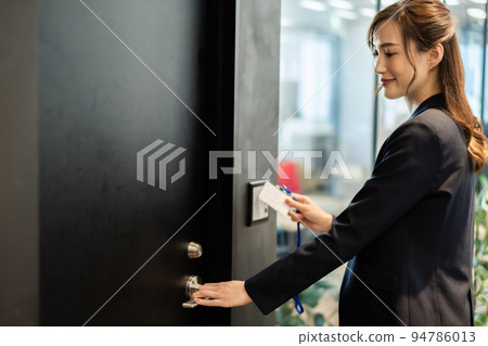 A woman entering a highly secure office　 94786013