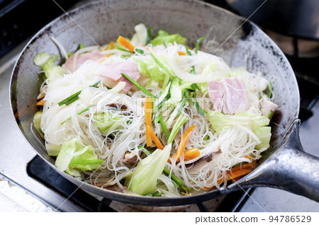 用炒鍋做炒米粉 94786529