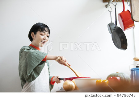 年輕女子做飯 年輕女子做飯 94786743