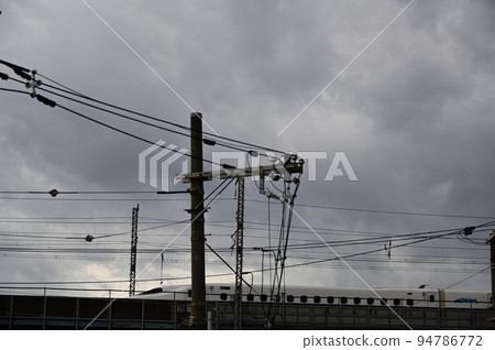 颱風前多雲的天空和新幹線 颱風前多雲的天空和新幹線 94786772