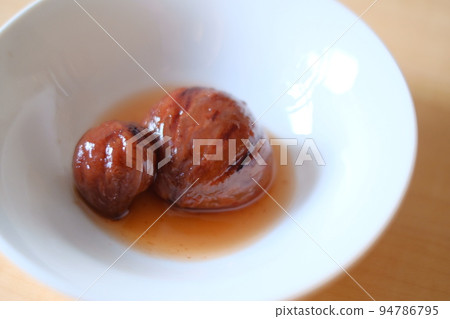 Chestnut stewed in astringent skin on a white plate 94786795
