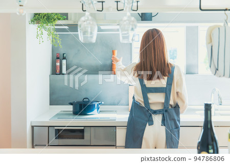 一個女人站在廚房廚房裡 一個女人站在廚房廚房裡 94786806