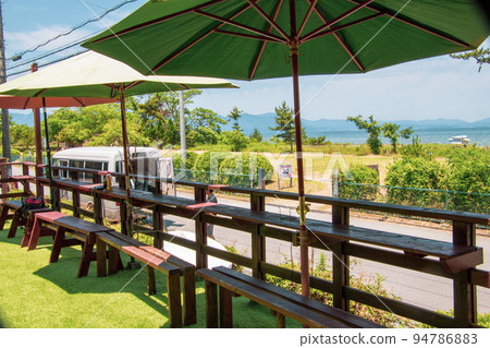 陽傘下的夏日風景 94786883