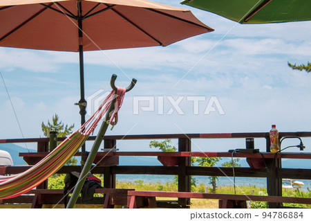 夏季風景陽傘和吊床 夏季風景陽傘和吊床 94786884