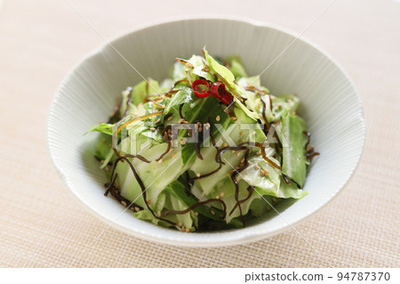 Salted kelp and cabbage salad 94787370