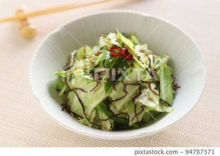 Salted kelp and cabbage salad 94787371