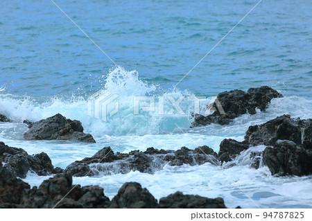 濟州島海灘上美麗的海浪 濟州島海灘上美麗的海浪 94787825