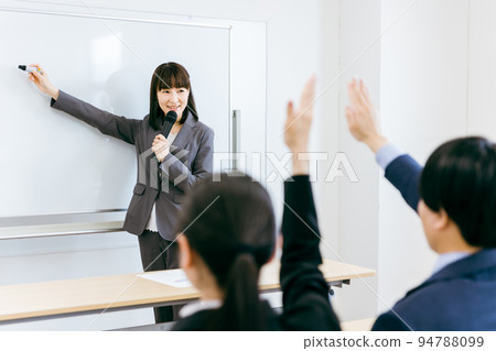 一位女講師做研討會演講,一個人舉手 一位女講師做研討會演講,一個人舉手 94788099