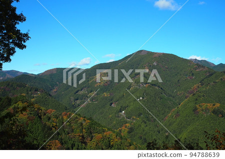 秋天從時坂峠眺望御前山,在檜原村。 秋天從時坂峠眺望御前山,在檜原村。 94788639