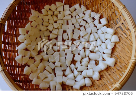 切成小塊的麻糬曬乾 切成小塊的麻糬曬乾 94788706