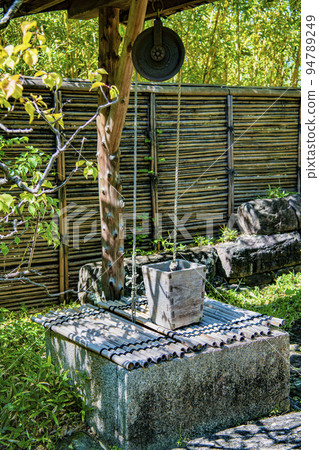 A trough that pumped up well water and used it in the days when tap water was not widespread. 94789249