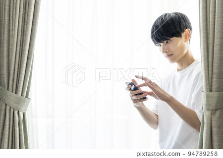 一個男人早上檢查 SNS 一個男人早上檢查 SNS 94789258