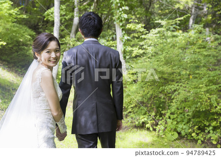 新娘和新郎在戶外婚禮上 新娘和新郎在戶外婚禮上 94789425