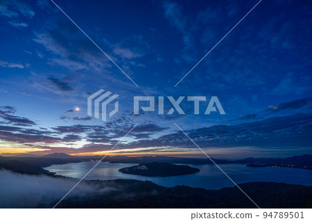 從美幌峠看到的屈斜路湖和雲海的藍色瞬間 94789501