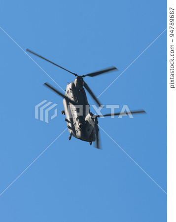 皇家空軍奇努克 HC2 直升機在藍天飛行 皇家空軍奇努克 HC2 直升機在藍天飛行 94789687