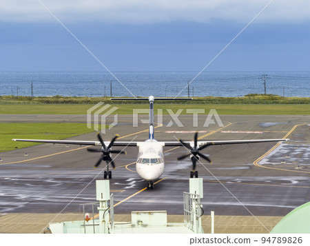 客機降落在稚內機場並前往日本稚內的登機口 94789826