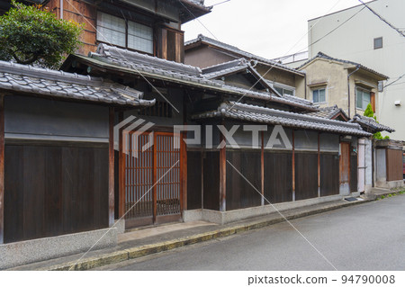 Townscape with characteristic row houses and houses in the Hannan-cho area [Hannan-cho, Abeno Ward] 94790008