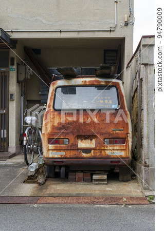 Deteriorated car with terrible red rust 94790009