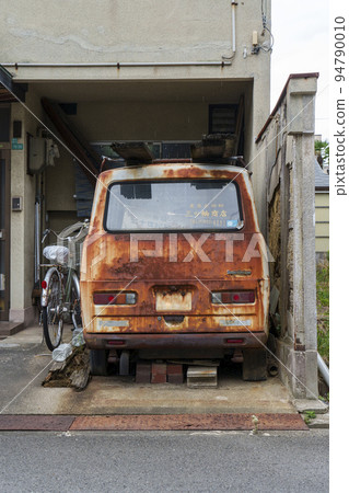 Deteriorated car with terrible red rust 94790010