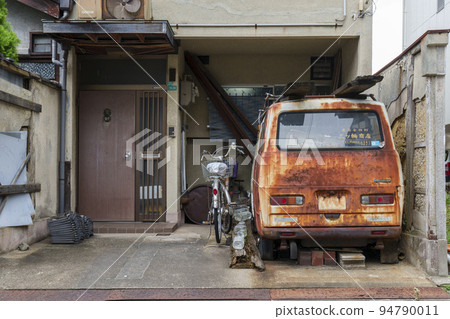 Deteriorated car with terrible red rust 94790011