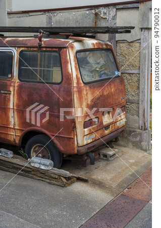 Deteriorated car with terrible red rust 94790012