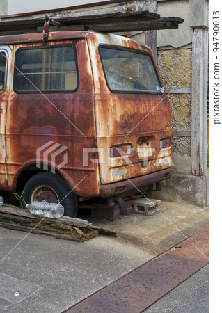 Deteriorated car with terrible red rust 94790013