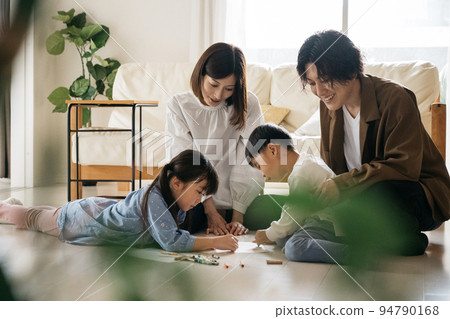 在我家客廳裡播放的全家福 94790168