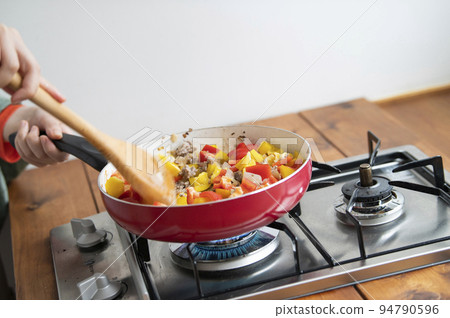 一個年輕女子做嘎泡飯的形象 94790596