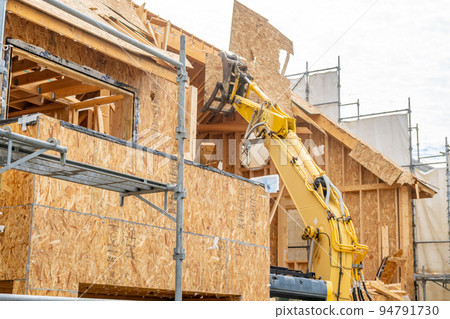 Wooden house demolition work Backhoe Grapple Fork Hydraulic excavator Wooden house demolition work Backhoe Grapple Fork Hydraulic excavator 94791730