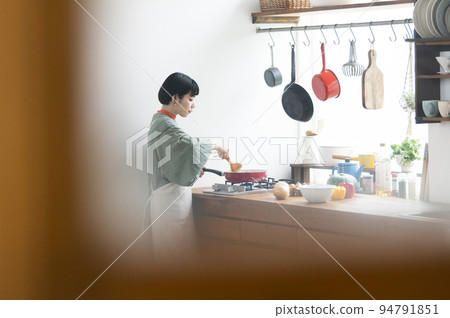 年輕女子做飯 年輕女子做飯 94791851