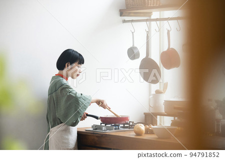 年輕女子做飯 94791852