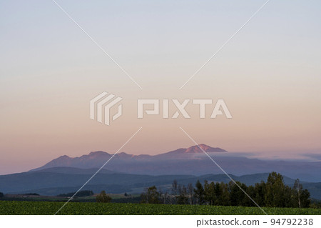 Daisetsuzan mountain range Asahidake at dusk seen from Shujitsu-no-Oka, Asahikawa, Hokkaido 94792238