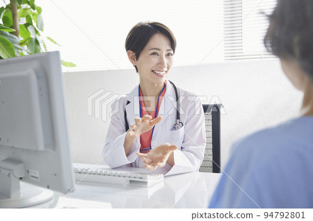 Female doctor interviewing 94792801