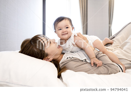 Good friends and parents relaxing in bed 94794041