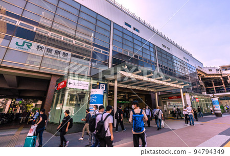 Tokyo cityscape in Japan, the world's most for 10 weeks ... Even with the corona crisis, there are many people in front of Akihabara station = September 26 Tokyo cityscape in Japan, the world's most for 10 weeks ... Even with the corona crisis, there are many people in front of Akihabara station = September 26 94794349