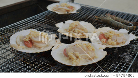 Fresh scallop on barbecue net 94794805