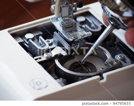 Lubricate the inside of the hook of a household sewing machine Lubricate the inside of the hook of a household sewing machine 94795655