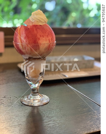 桃凍糕配一整顆桃子 94795687