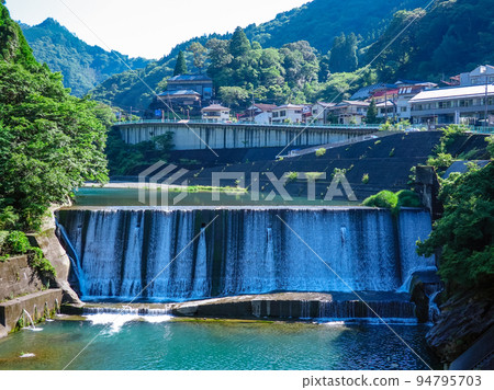 水如瀑布般流下的咪咪川上的沙房水壩(宮崎縣芝場村) 水如瀑布般流下的咪咪川上的沙房水壩(宮崎縣芝場村) 94795703