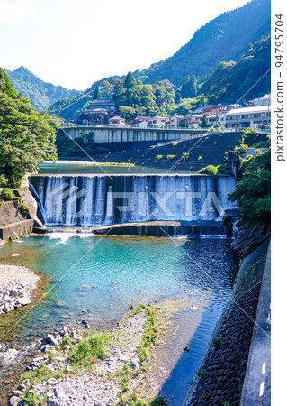 Sabo dam on the Mimi River where water flows down like a waterfall (Shiiba Village, Miyazaki Prefecture) Sabo dam on the Mimi River where water flows down like a waterfall (Shiiba Village, Miyazaki Prefecture) 94795704