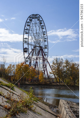 ferris wheel in autumn in the city park september october November 94796103