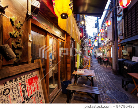 黃昏的大阪梅田大初天神浦參道 94796453