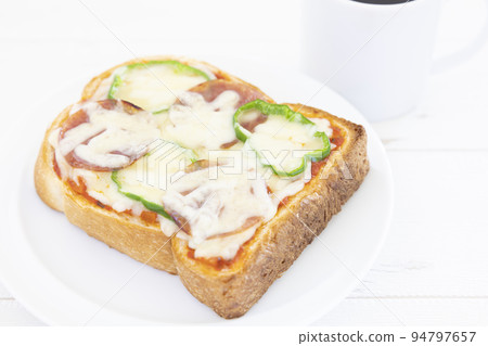 美味的比薩吐司和咖啡 94797657