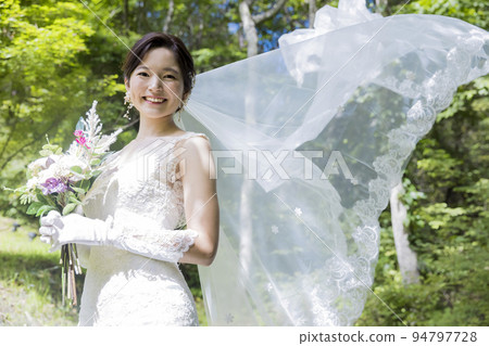 新娘捧著一束面紗隨手拍 94797728
